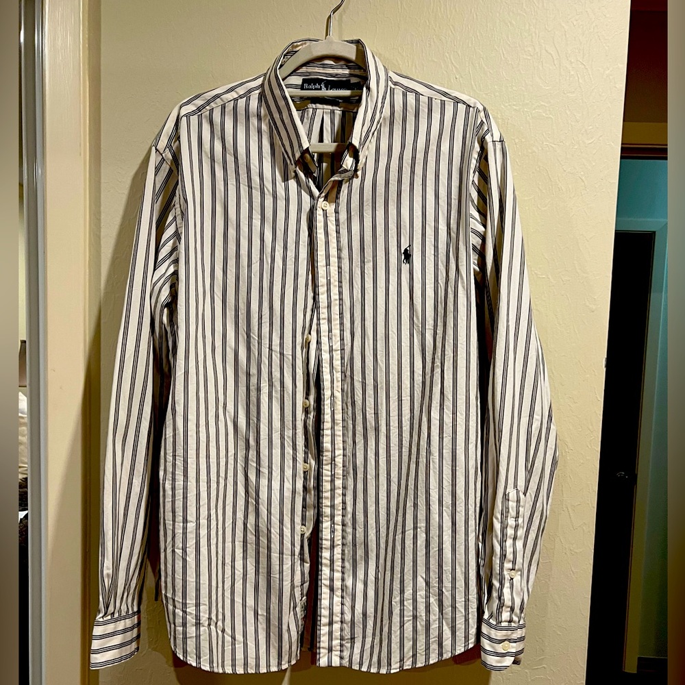Ralph Lauren mens button down custom fit shirt. Size XL. Excellent condition.